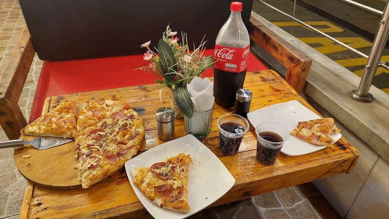 Restaurante-ragazza-pizza-25721