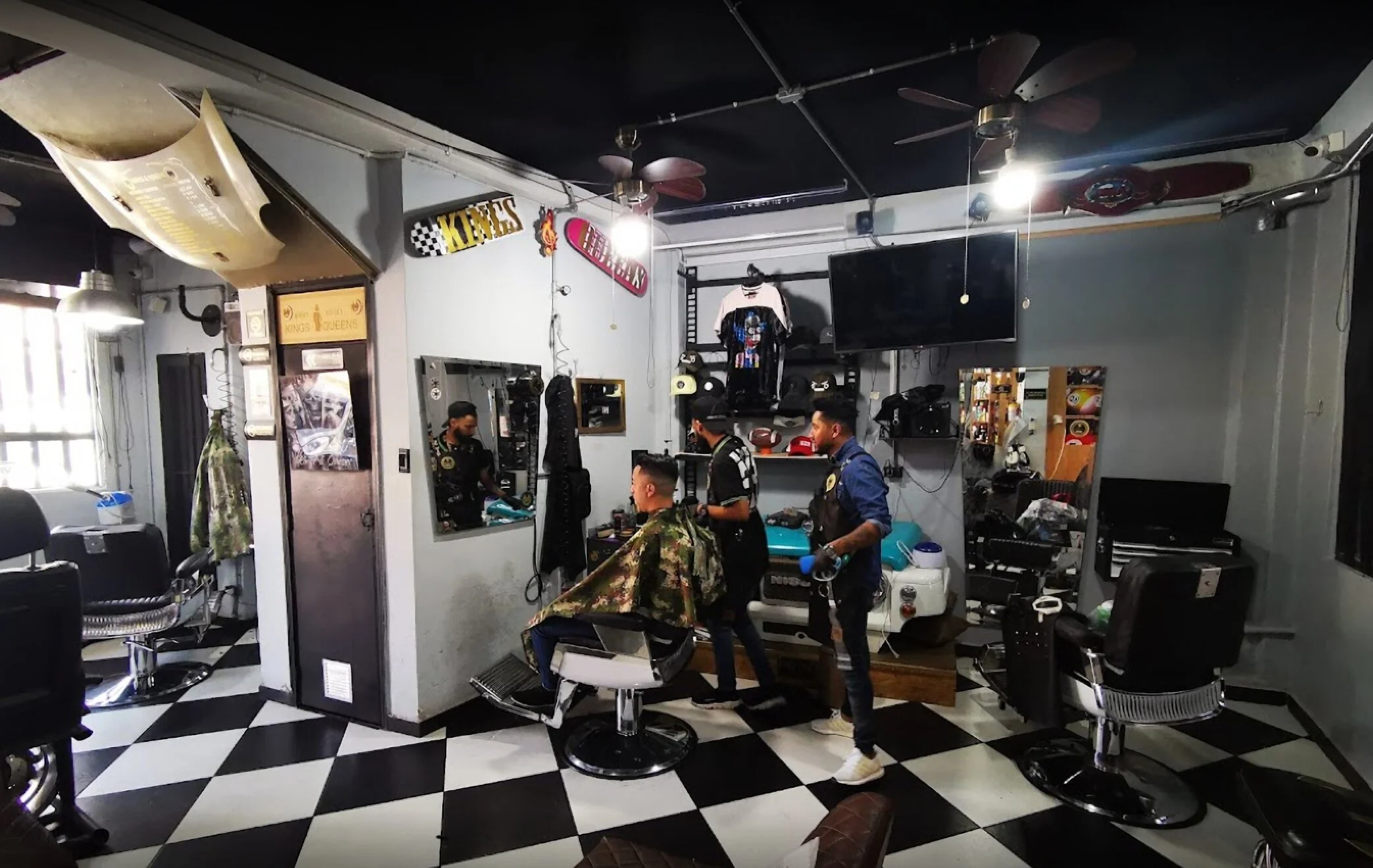 Barbería-kings-and-queens-barbershop-tattoo-piercings-4669