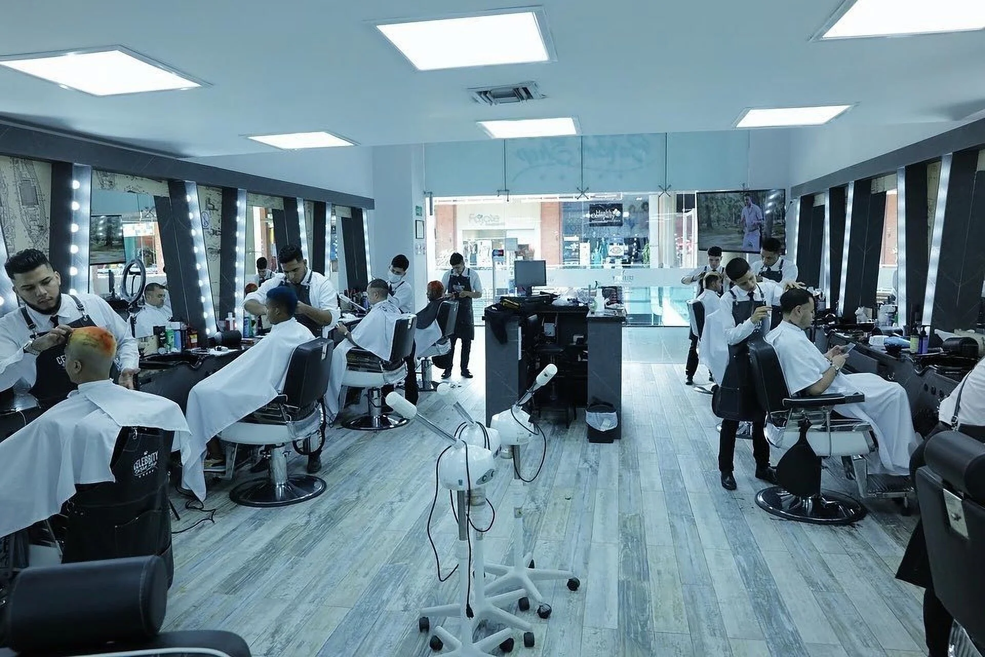 Barbería-celebrity-barber-shop-cc-el-tesoro-9855